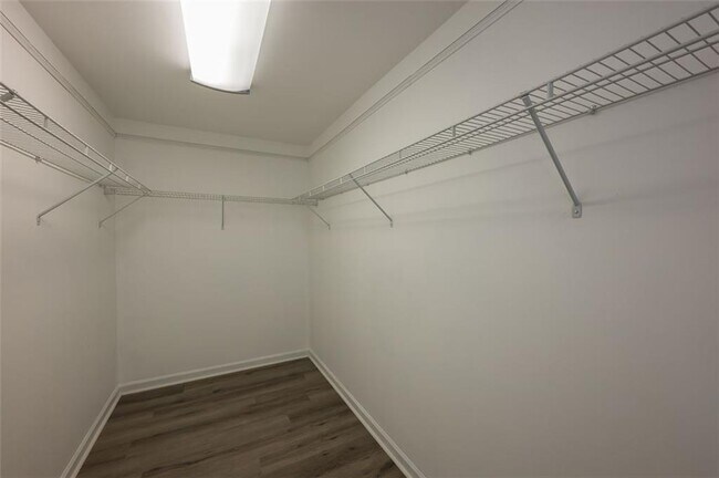 Building Photo - 204 Parc View Ln