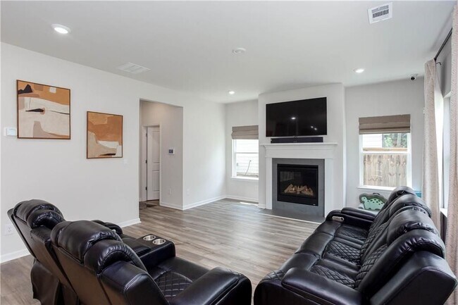 Building Photo - 607 Runnel Dr