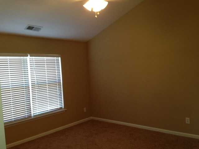 Building Photo - 609 English Oak Cir