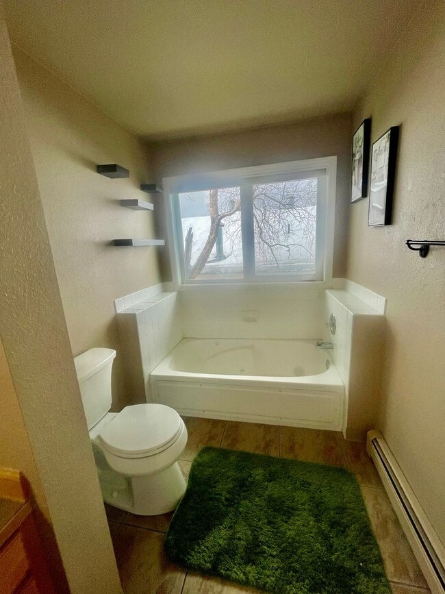 Building Photo - 329 E 14th Ave