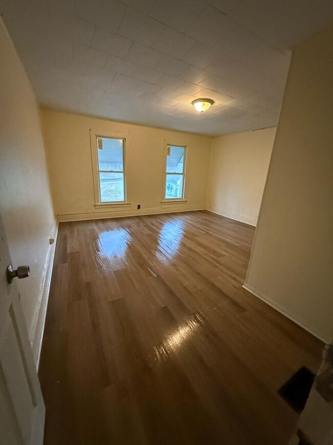 Building Photo - 3 bedroom house fenced yard