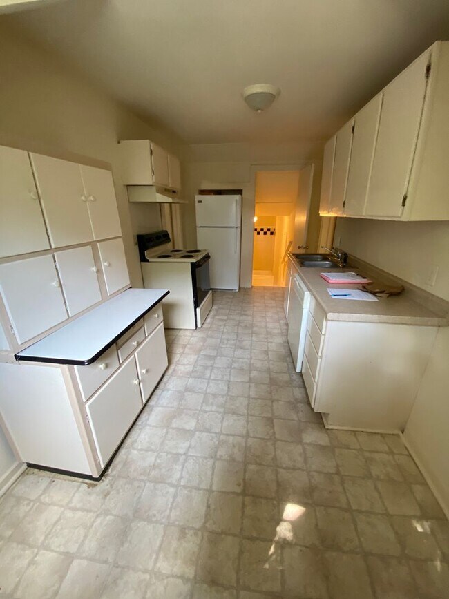 Building Photo - Quiet Forested 1 Bedroom Unit