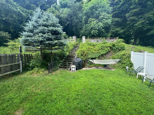 Building Photo - Spacious 3 bedroom 2.5 bathroom Duplex