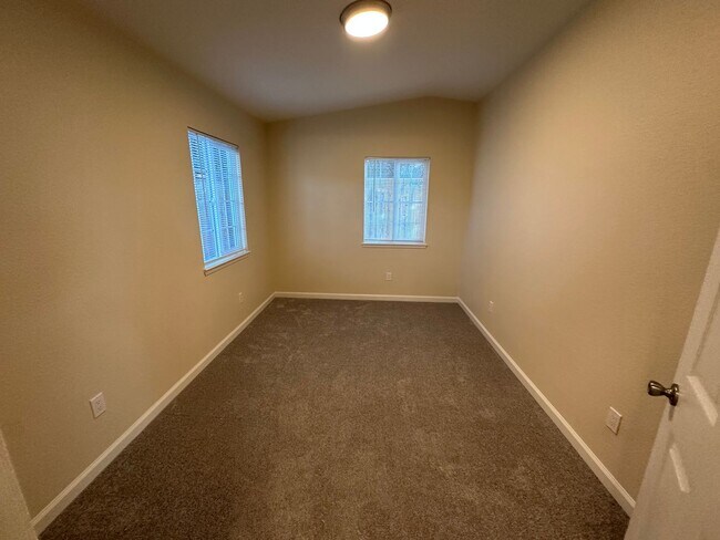 Building Photo - Beautiful Remodeled 2 bed, 1 Bath Back Lot Unit