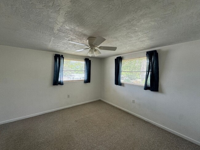 Building Photo - Two bedroom one bathroom home