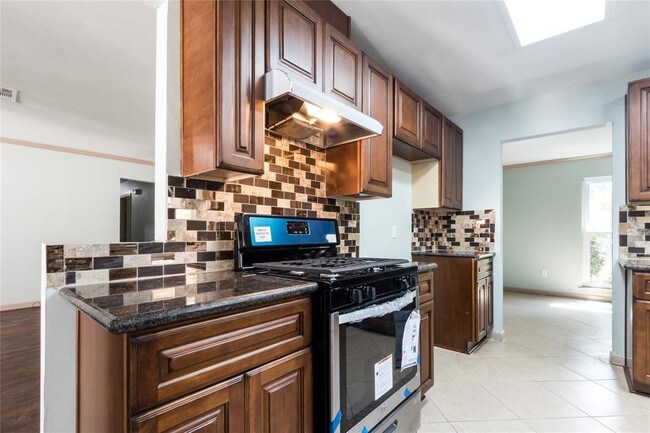 Building Photo - 5402 Sheraton Oaks Dr