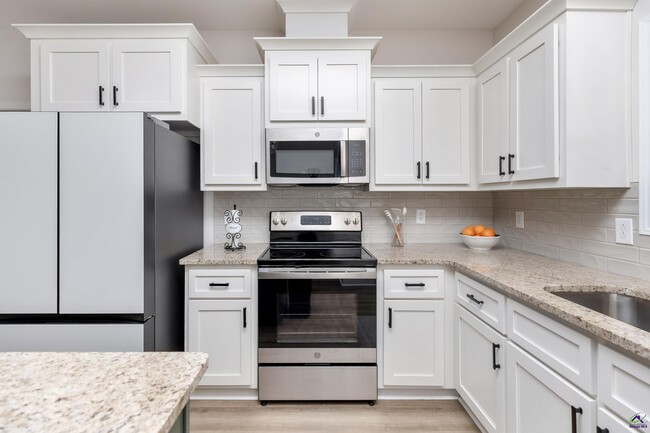 Building Photo - 210 Saraland Trl