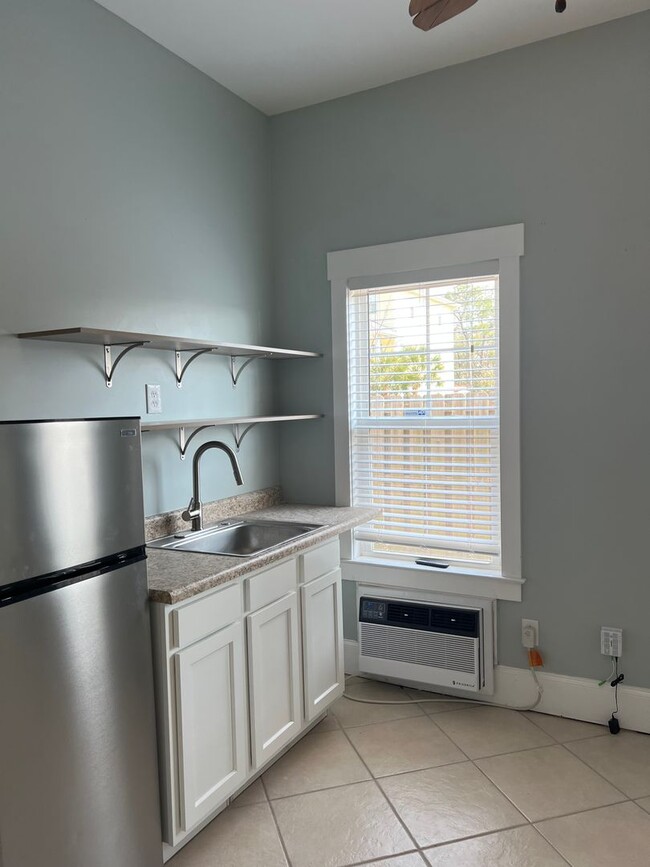 Building Photo - Carolina Beach - One Bedroom Studio/Room -...