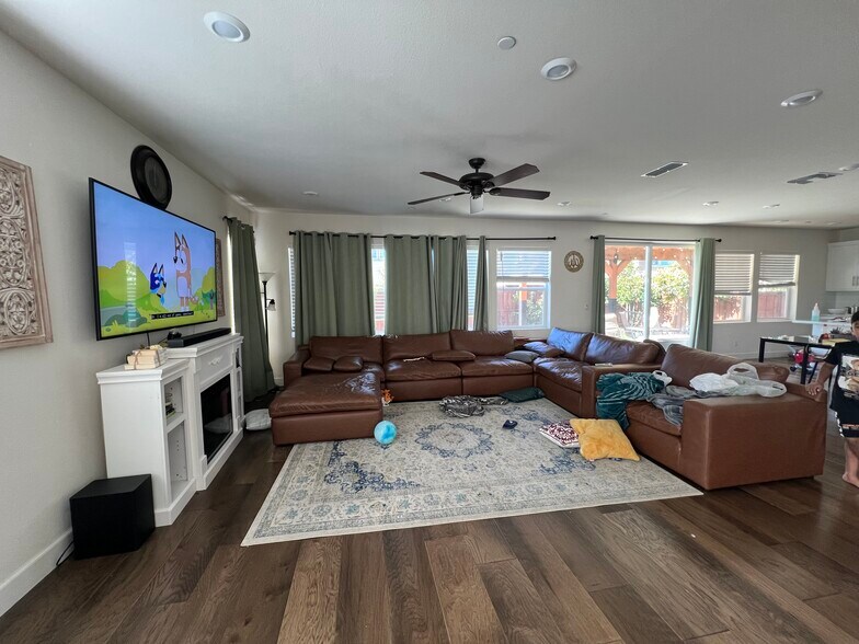 Building Photo - 2481 Azalea Ave