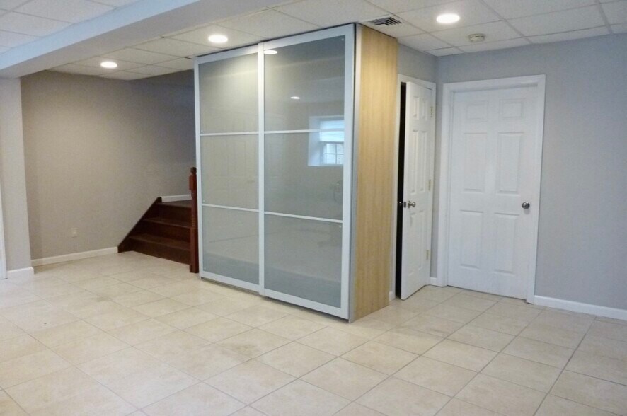 Building Photo - 242 Bedford Rd