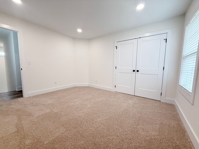 Building Photo - 3 Bedroom Home with 2 Car Garage and Resort Style Pool Access