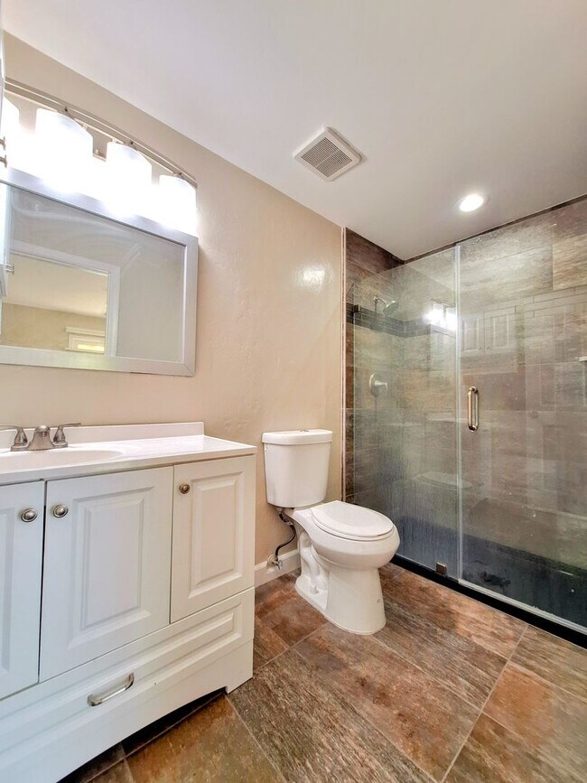 Building Photo - Beautiful & Spacious 3bd Townhouse w/Detached Garage