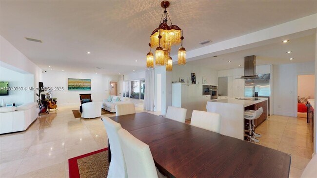 Building Photo - 6015 Pine Tree Dr
