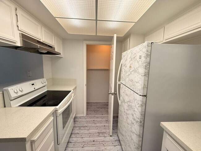 Building Photo - Updated 2 Bedroom, 2 Bath Condo in Gated Summershore Community – San Jose!