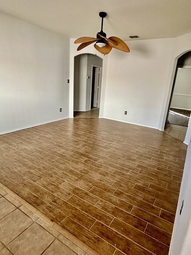 Building Photo - 1044 Aviary Dr