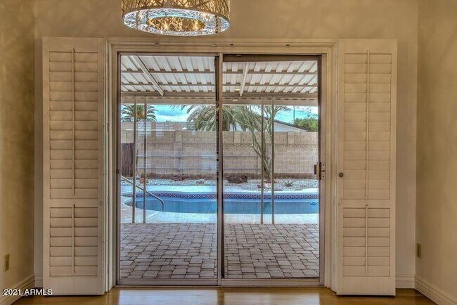 Building Photo - 6129 E Edgemont Ave