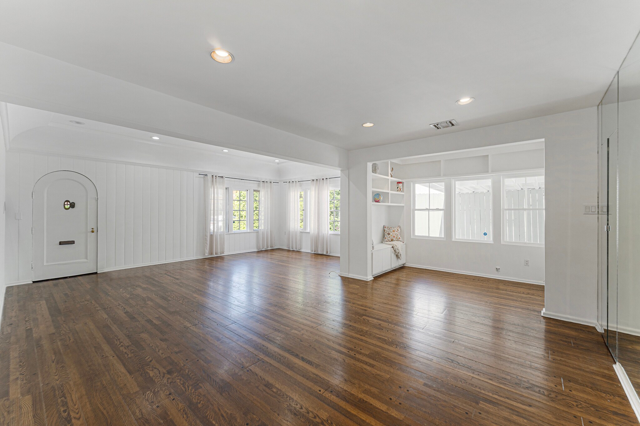 Building Photo - 332 S Crescent Dr