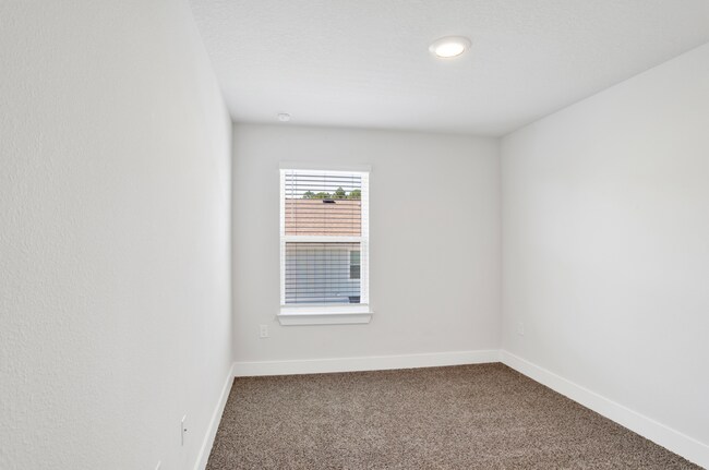 Building Photo - 3 bed gated community home with community ...