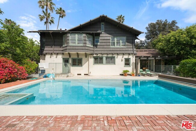 Building Photo - 801 N Rodeo Dr