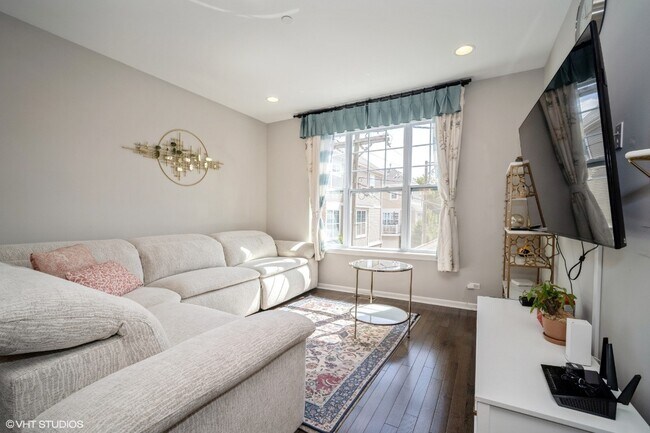 Building Photo - Lexington Circle West