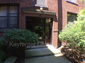 Building Photo - 907 W Cornelia Ave