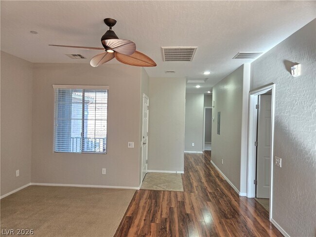 Building Photo - 6868 Sky Pointe Dr