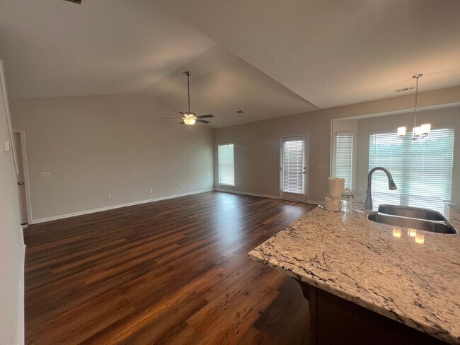 Building Photo - 5 bedroom, 3 bath home in Savannah, near I-16