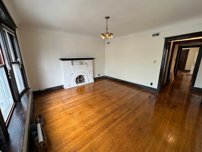 Building Photo - 1929 W Larchmont Ave