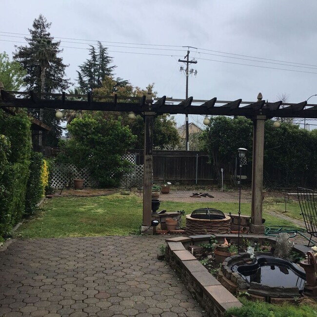 Building Photo - Move in special $500.00 off first month's ...