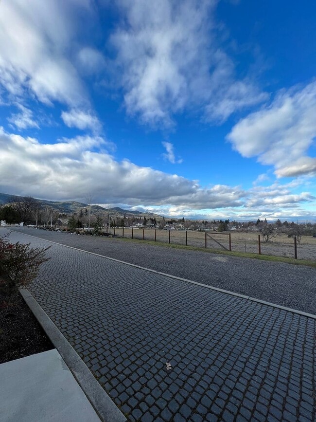 Building Photo - Beautiful, Custom home in the heart of Jacksonville | Available Now