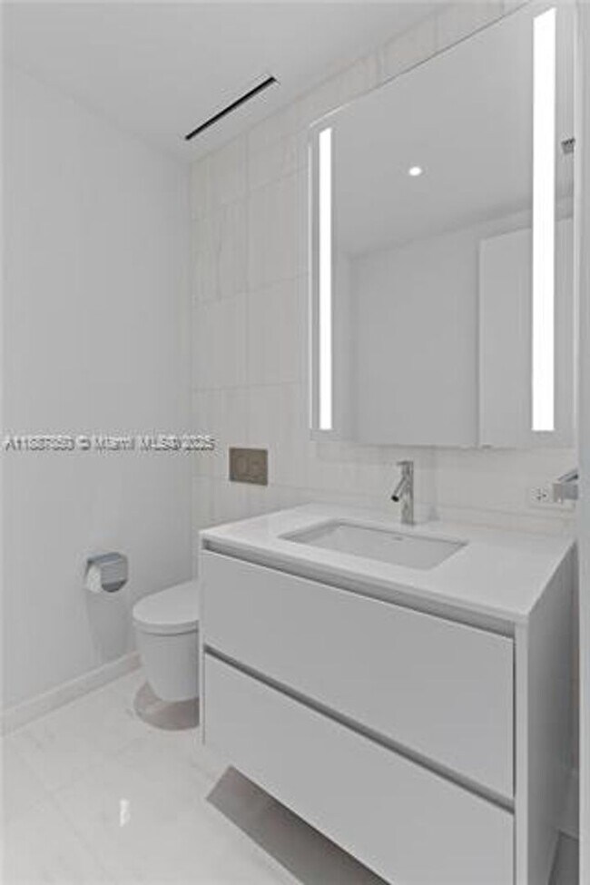 Building Photo - 300 Biscayne Blvd Way
