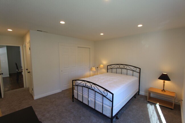 Building Photo - Short-Term Furnished Rental | Mountain Views + $500 Move-In Special