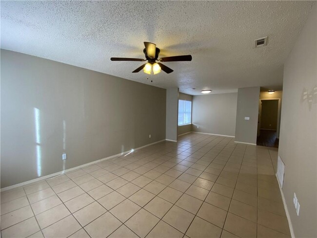 Building Photo - 658 W Martha Dr