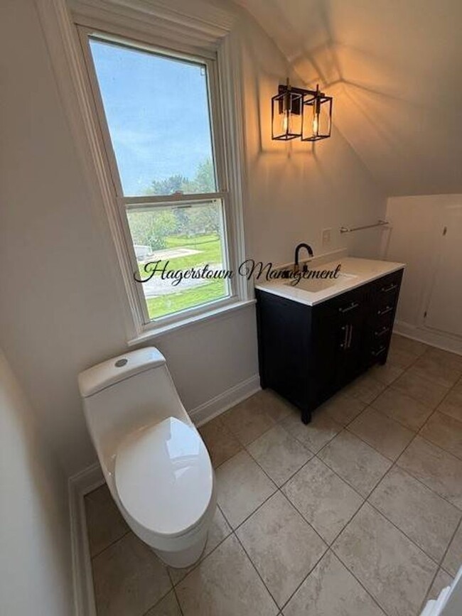Building Photo - 3 BR W Oak Ridge Dr
