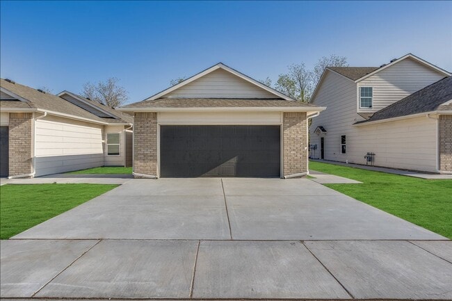 Building Photo - Auburn Villas 4 Bedroom Maxine