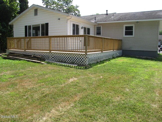 Building Photo - 10 Flicker Dr