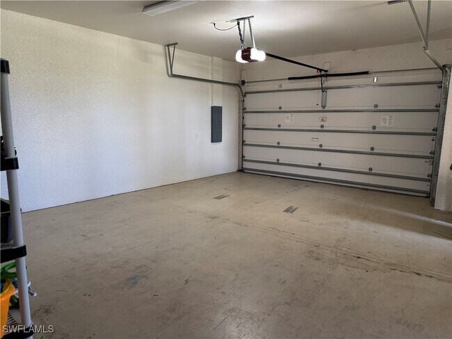 Building Photo - 3115 SE 22nd Pl