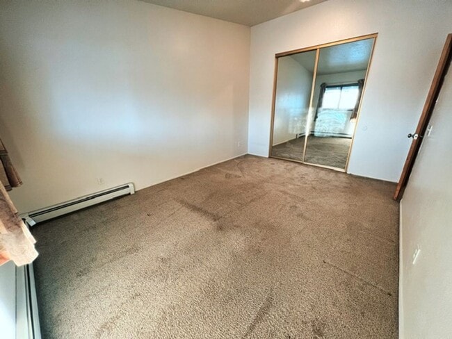Building Photo - Spacious & Bright Top Floor Condo in East Anchorage, Close to Base + W/D In Unit!