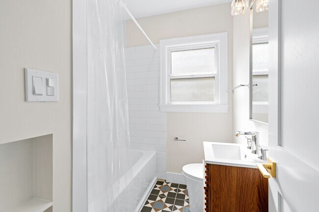 Building Photo - Charming Updated 2 bed, 2 bath Home near D...
