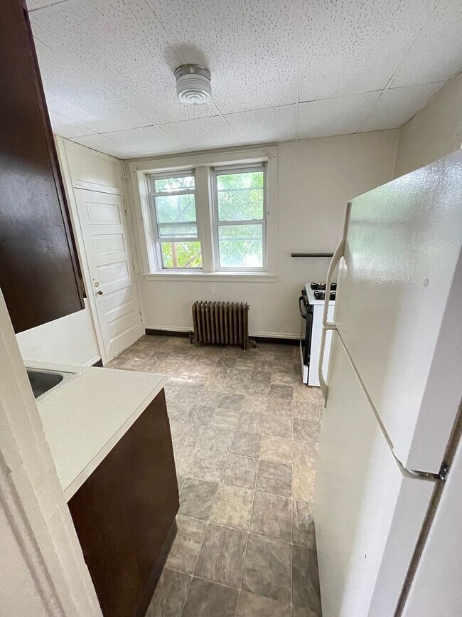 Building Photo - AVAILABLE AUGUST - 2 Bedroom 1 Bath Lower ...