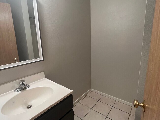 Building Photo - 3 Bed, 2 Bath Home- Fenced Back Yard!