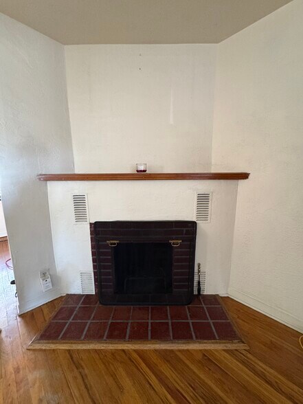 Non working fire place - 2113 Madeira Dr NE