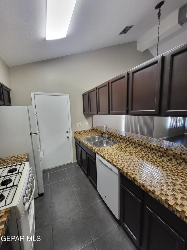 Building Photo - 1802 Frank Sinatra Pl