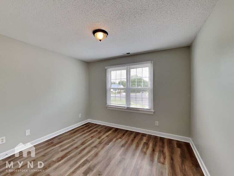 Building Photo - 405 Helleri Ct