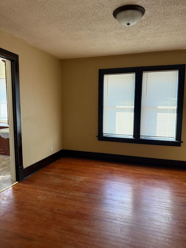 Building Photo - 1231 W College Ave