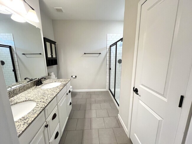 Building Photo - Stylish 3-Bed Home with Bonus Room & Private Backyard