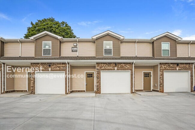 Building Photo - Lovely 2-Bedroom Townhome with Garage / Pe...