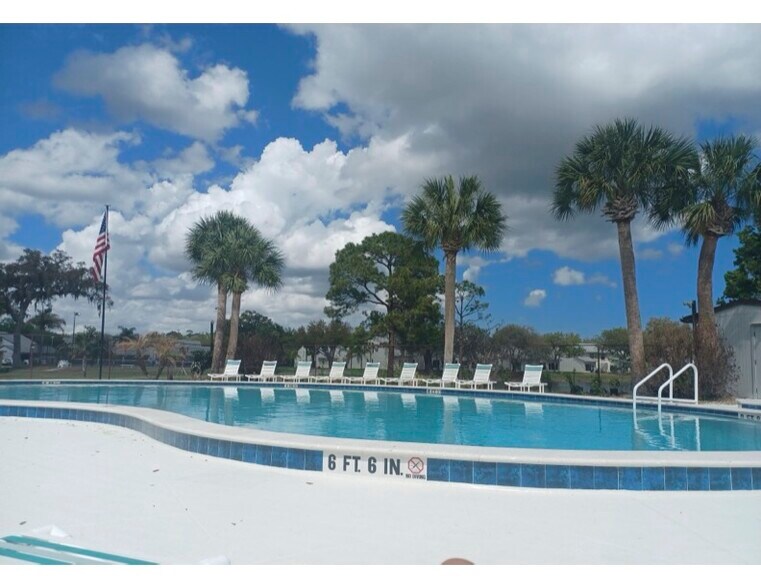 Building Photo - 2250 Candlewood Ln E