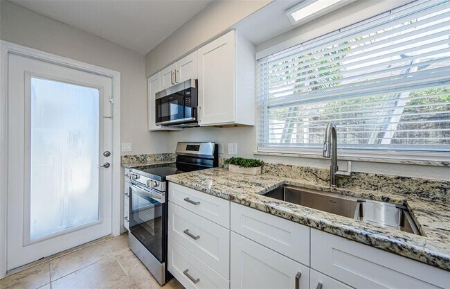 Building Photo - 2186 Edythe Dr