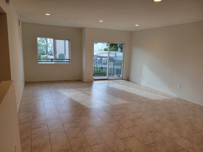 Building Photo - 9126 Langdon Ave